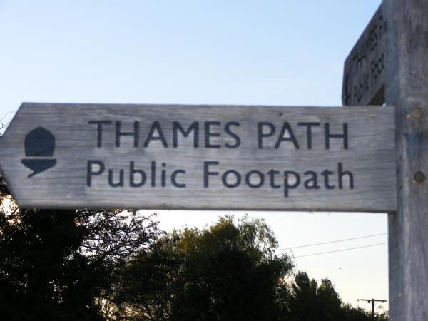 Thames Path walking holiday, Cotswolds to London